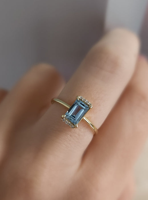 Baguette Aquamarine and Diamonds Ring