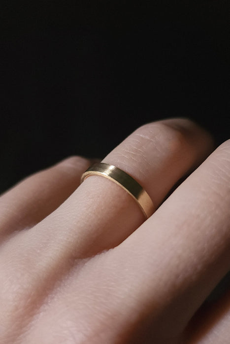 Flat-Shaped Gold Ladies Ring