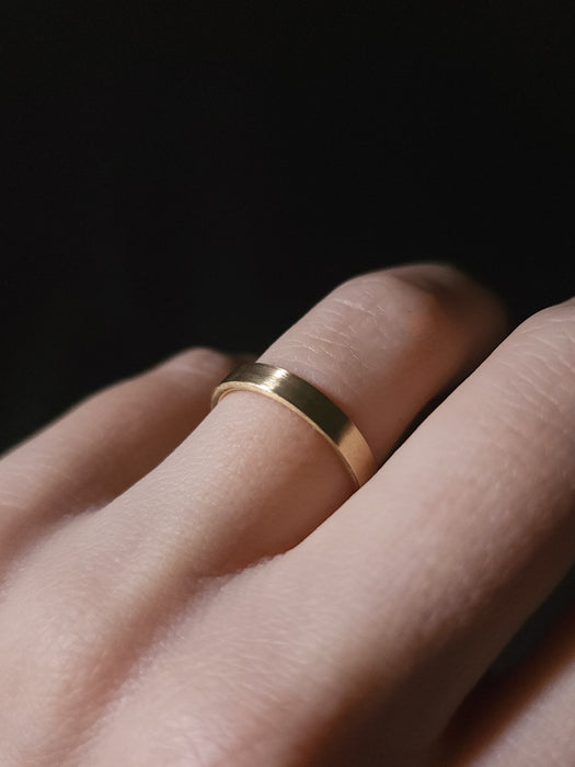 Flat-Shaped Gold Ladies Ring