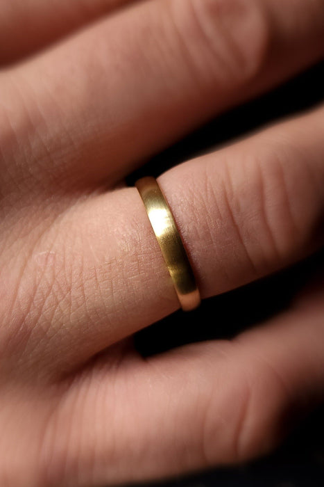 Gold Court-Shaped Gents Band